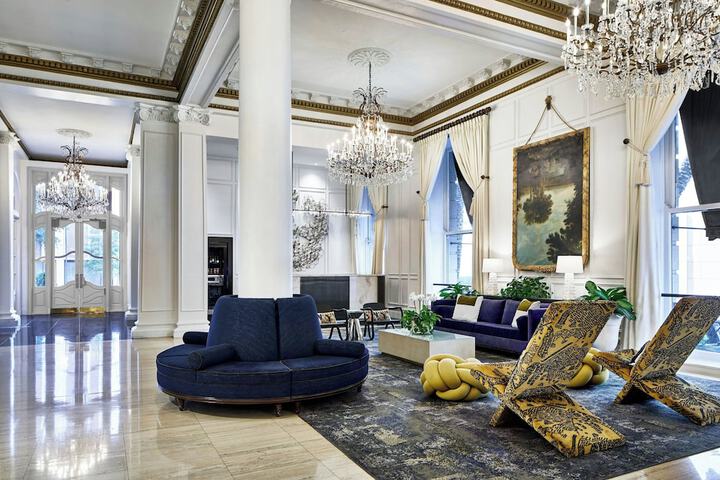 Lobby lounge