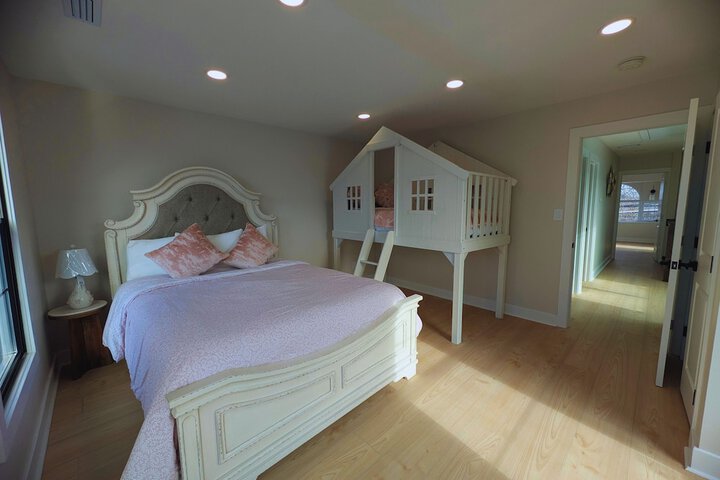 Room 33 of 153