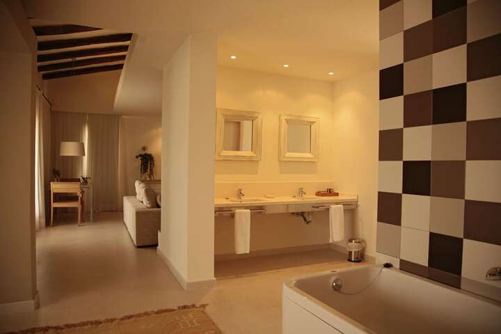 Room 18 of 28