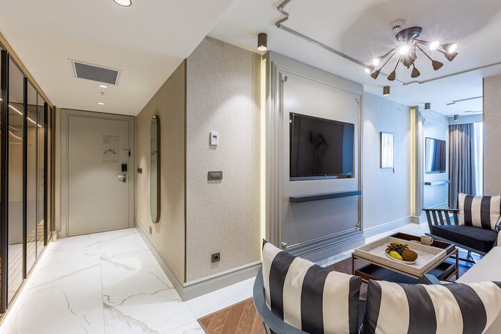Room 8 of 194