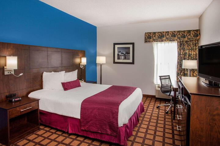 1 Queen Bed Accessible Room (1 of 18)