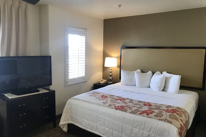 1 King Bed Mobility Hearing Impaired Accesible Studio Suite (15 of 17)