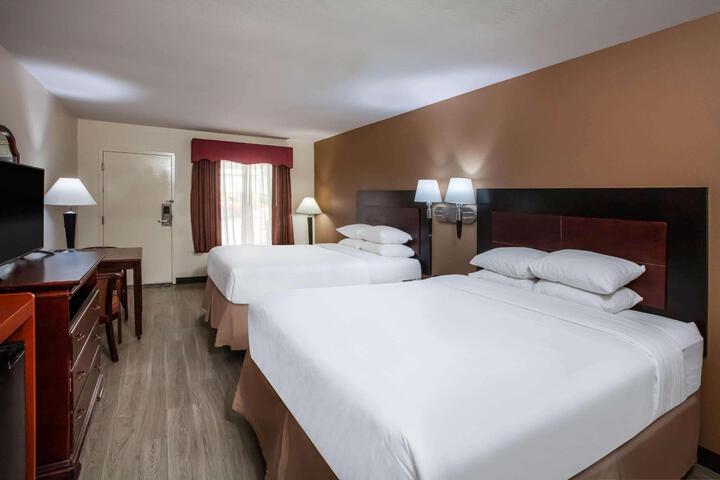 2 Queen Beds (5 of 7)