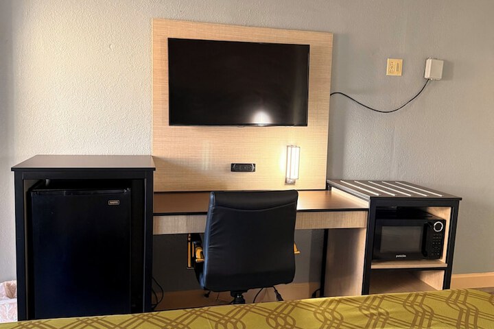 Room 6 of 17