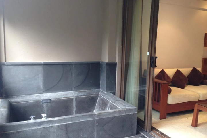 Room 2 of 10