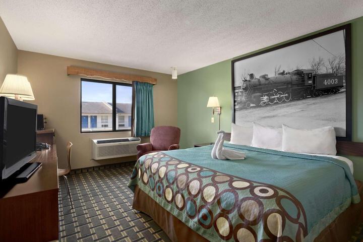 1 King Bed (4 of 6)