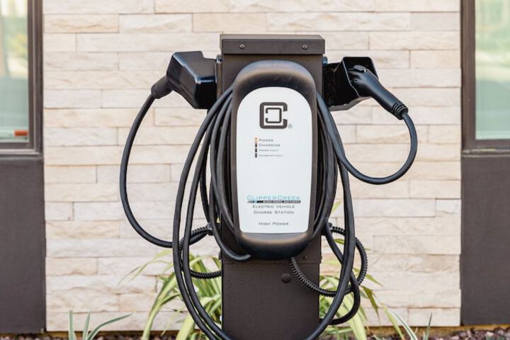 Electric vehicle charging station