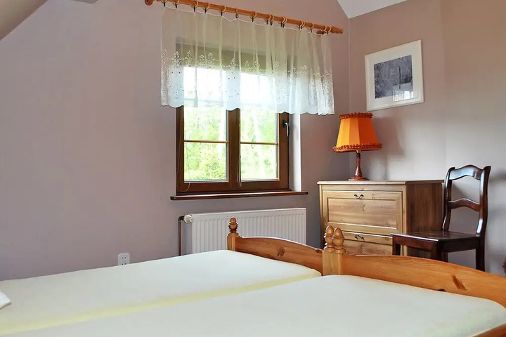 Room 4 of 12