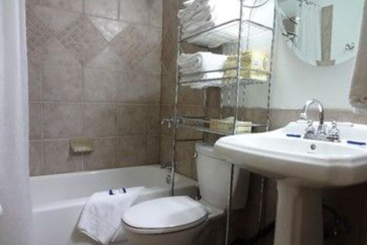 Room 6 of 105