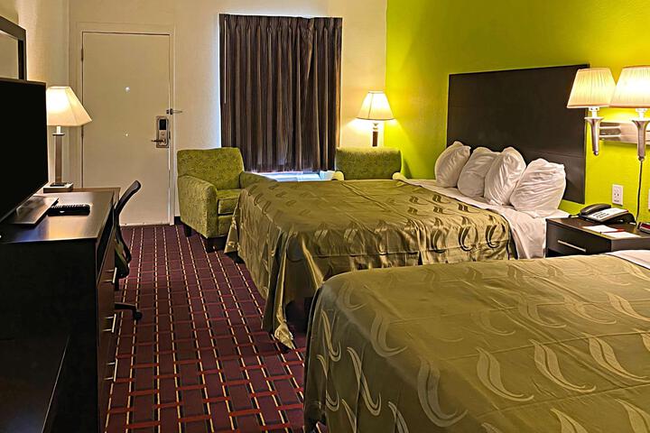 2 Queen Beds (2 of 4)