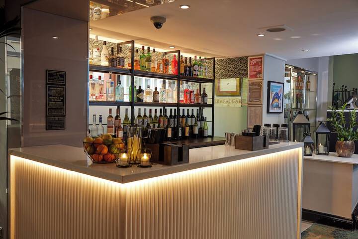 Lounge 94 of 98