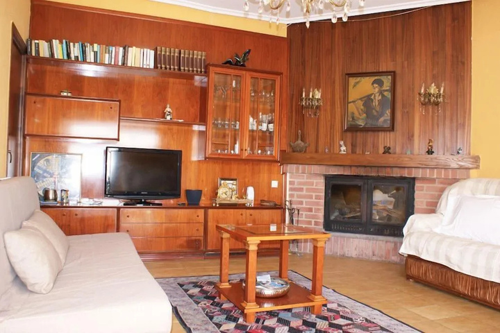 Room 2 of 8