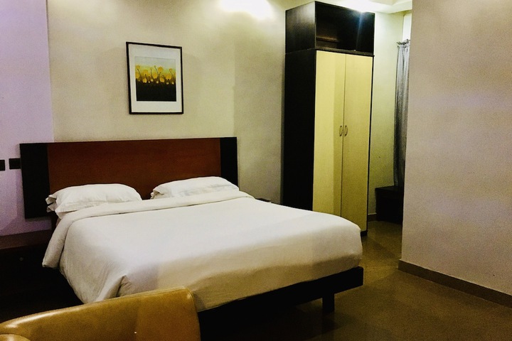 Room 10 of 36