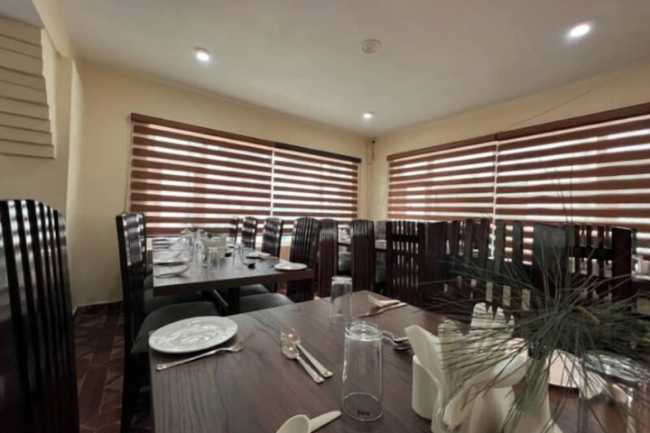 Dining 26 of 32