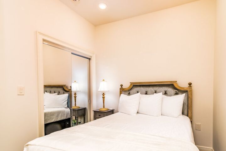 Room 33 of 182