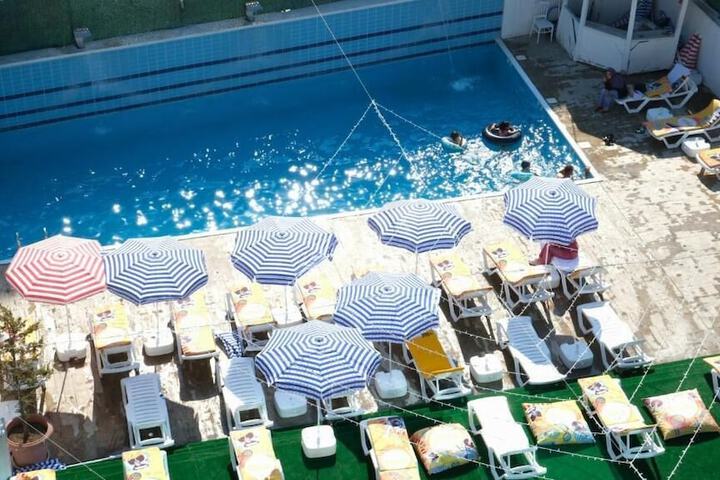 Pool 20 of 25