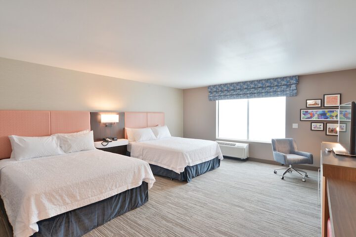 2 Queen Beds Mobility Accessible with Tub (12 of 16)