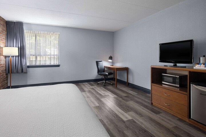 Room 32 of 53