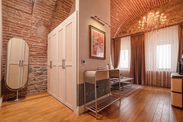 Room 100 of 136
