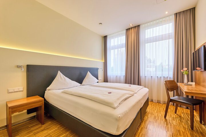 Room 6 of 33