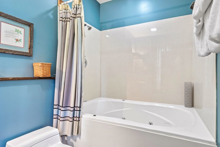 Snug Hug Queen Suite with Fireplace (97 of 131)