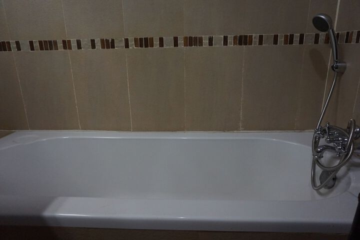 Deep soaking bathtub