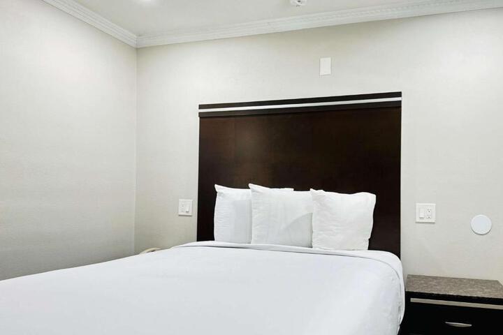 1 Queen Bed (8 of 19)