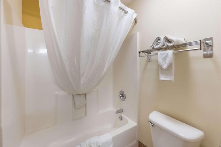 1 King Bed Ground Floor Smart TV, Microwave and Refrigerator Wood Floor WiFi Full Breakfast (4 of 21)