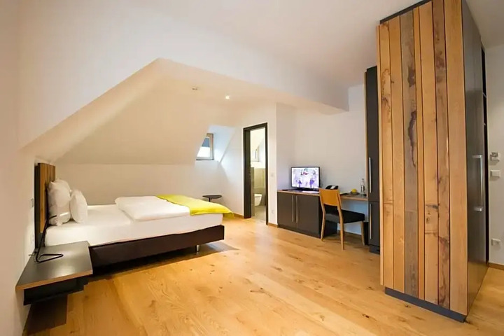 Room 2 of 3