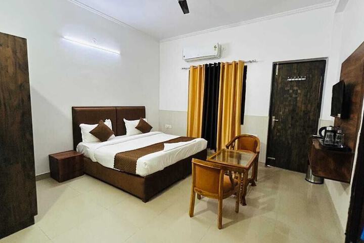 Room 9 of 13