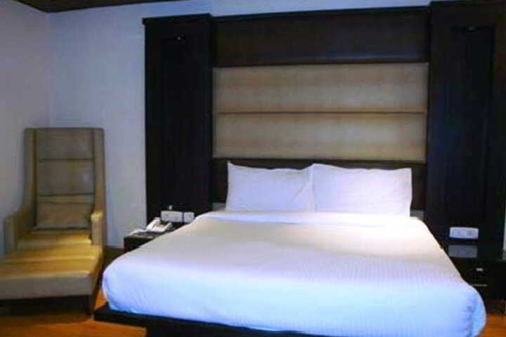 Room 5 of 8