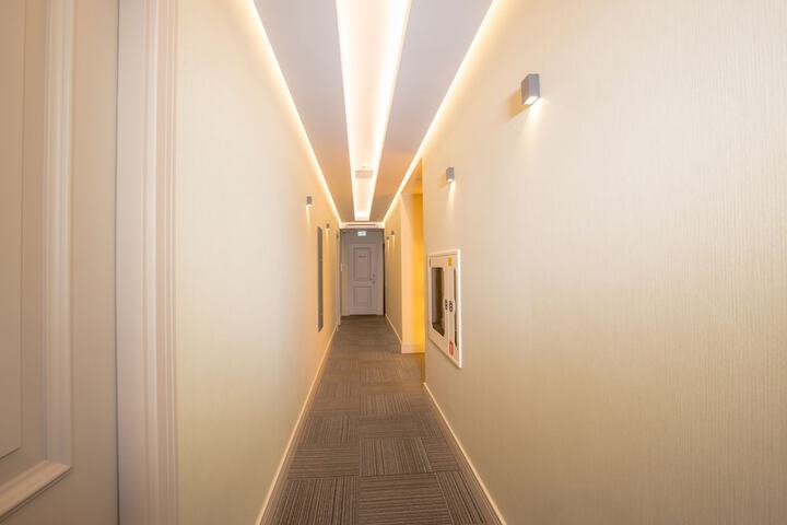 Ballroom/Hall 33 of 36
