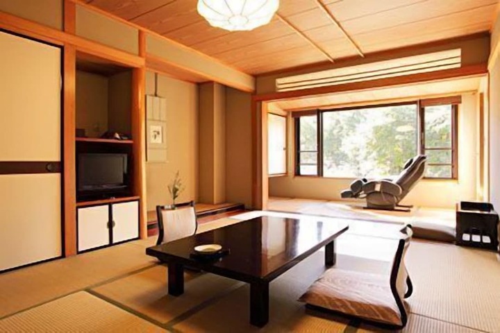 Room 6 of 33