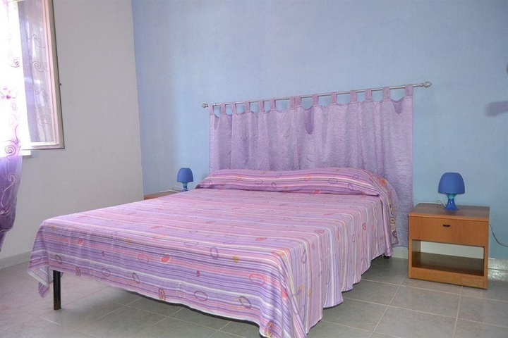 Room 4 of 9