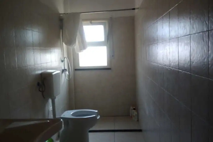 Room 4 of 7
