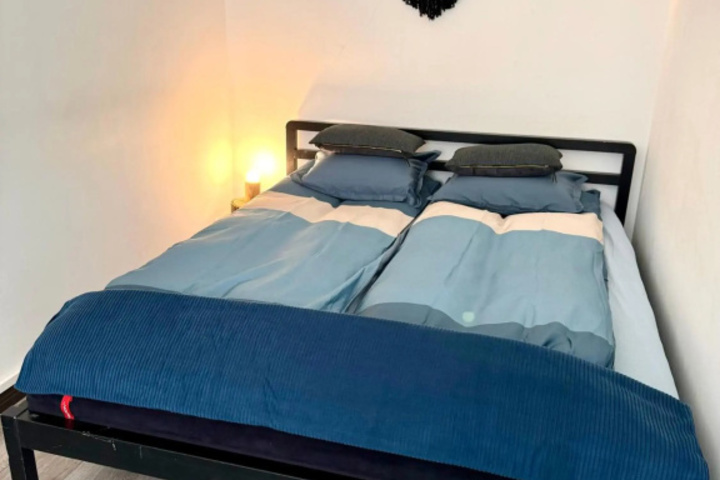 Room 5 of 16