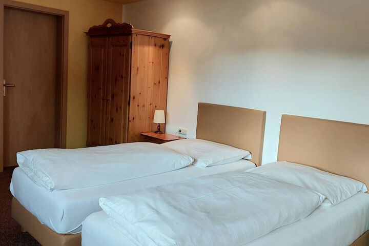 Room 11 of 76