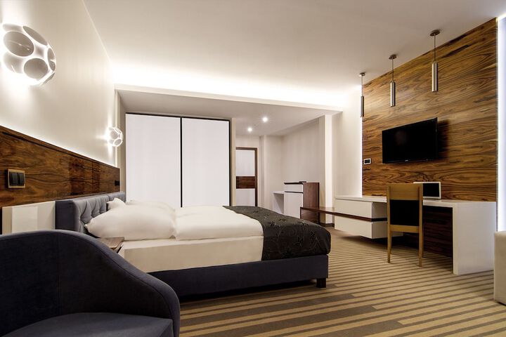 Room 4 of 68