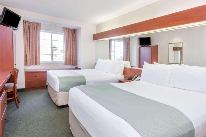1 Queen Bed (3 of 14)