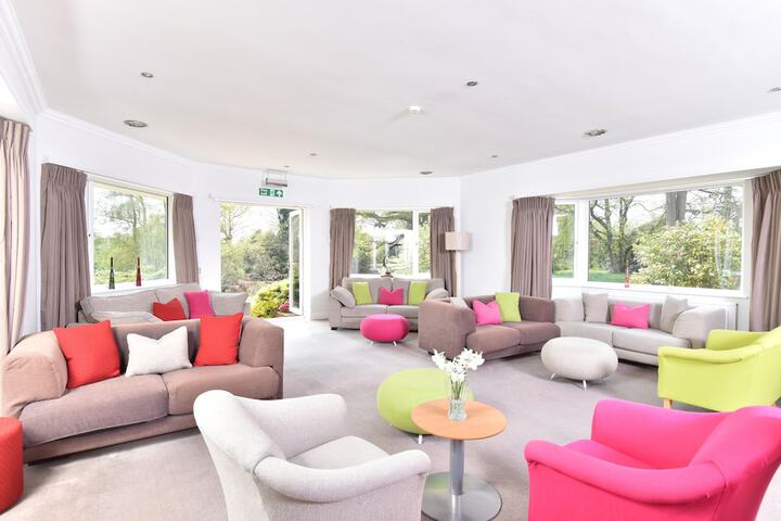Lounge 15 of 27