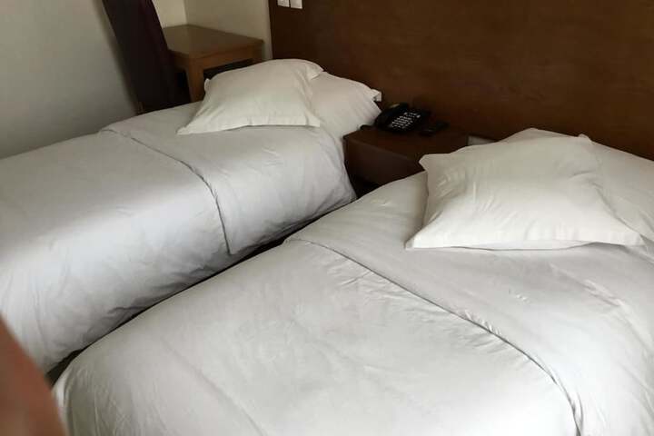 Room 4 of 16