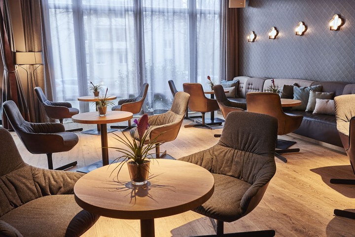 Lounge 71 of 103