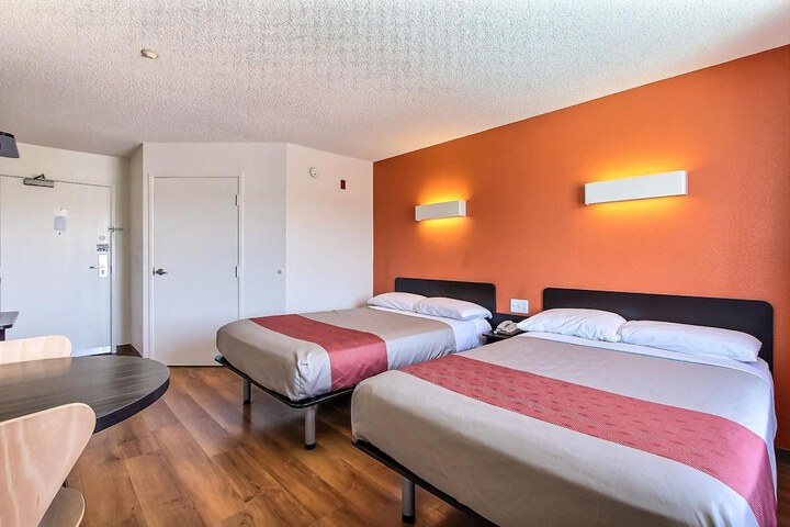 Double Accessible Queen Size Bed (3 of 13)
