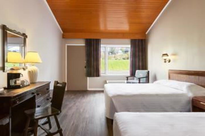 Hotel Suite Photo