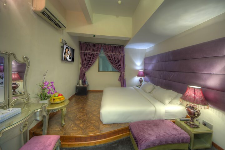 Room 14 of 33