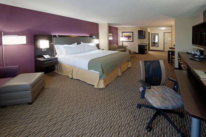 1 King Bed (5 of 9)