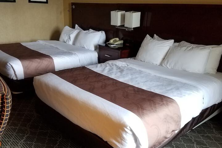 2 Queen Beds (5 of 10)