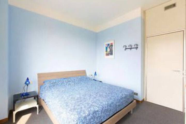 Room 4 of 9