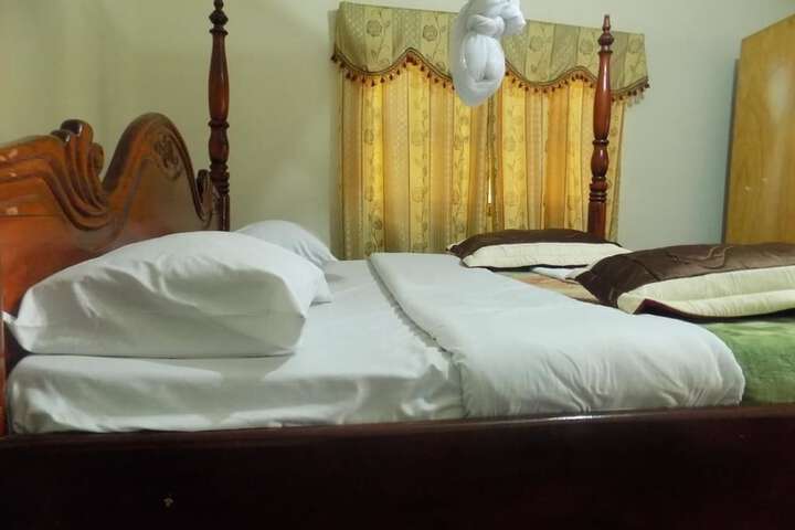 Room 6 of 10