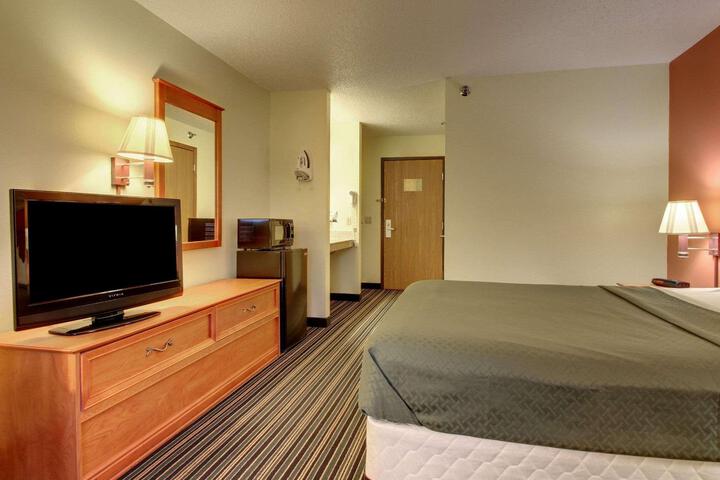 2 Queen Beds (10 of 10)